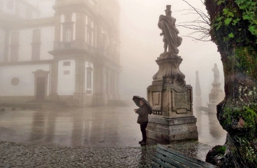 sem r�d, �e dal�� m� fotografie byla za�azena do presti�n�ho alba mezin�rodn� fotoskupiny the WorldWide Street Photography Club. Jmenuje se DLOUH� DɊ� a byla po��zena za m�ho pobytu v Portugalsku v m�st� Braga, kde jsem m�l i koncert. Dlouh� a vydatn� de�t� tenkr�t p�inesly i povodn�. 